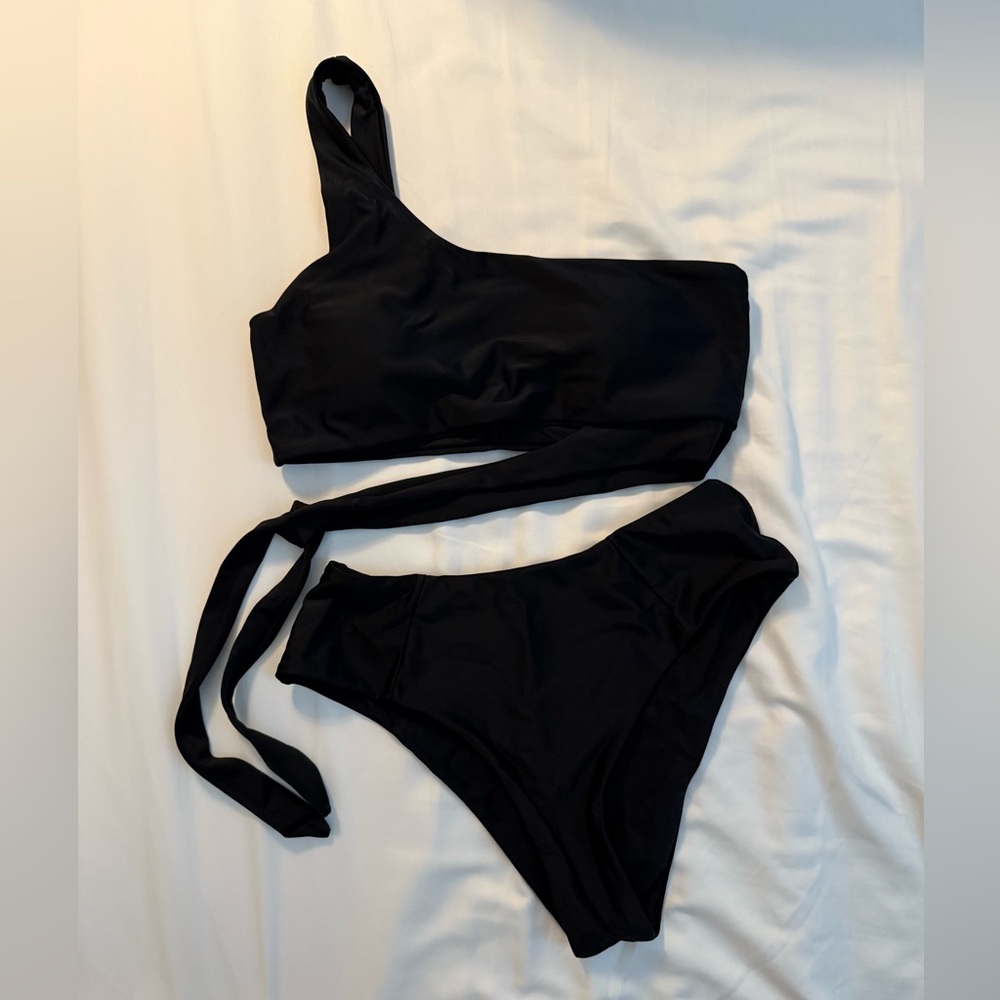 2-piece black bikini